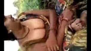 VILLAGE AUNTY SHOWS HER BIG BOOBS AND PUSSY IN THE OPEN